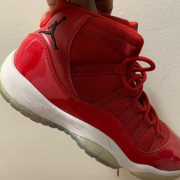 Jordan’s red boys 6.5 in great condition - Picture 2 of 5